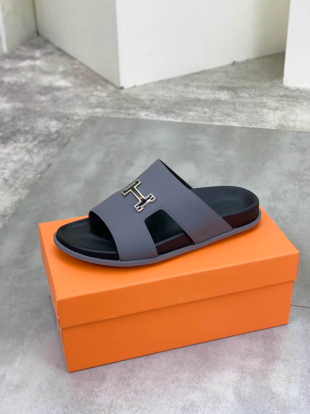 Men's shoes 💰P440 New [HERMES] high-end quality new Hermès slippers, made of imported calfskin, wear-resistant and non-slip rubber outsole. Fashionable and elegant code number: 39-44 (38 45 46 customized)
